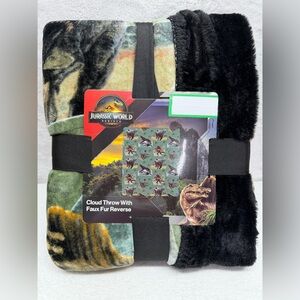 Jurassic World Cloud Throw with Faux Fur Reverse - Black & Multi
